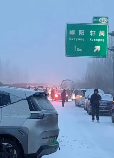 山西高速数十辆车相撞 已致1死6伤：另有一辆装载柴油罐车有轻微泄漏 ！-第1张图片