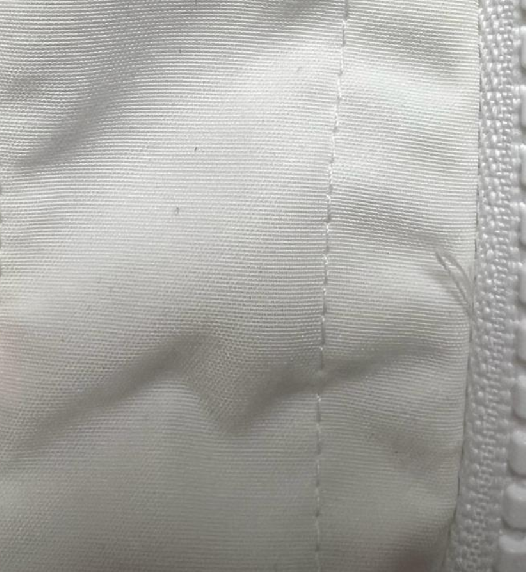 加拿大鹅9500元羽绒服被疑瑕疵品：门襟上，还有部分未修剪干净的线头 ！-第1张图片