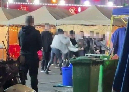 重庆一夜市多人打架 警方已介入!目击者称“四五个人打架,有人倒地不起” !-第1张图片 重庆一夜市多人打架 警方已介入!目击者称“四五个人打架,有人倒地不起” !-第1张图片