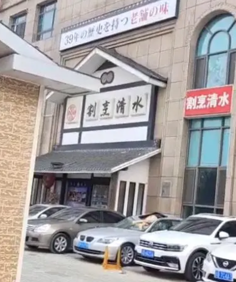 大连一酒店有人裸身坠亡?警方回应：据初步掌握，坠楼者为男性，已无生命体征 ！-第1张图片
