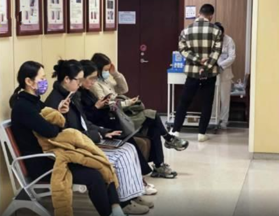 推拿科夜门诊挤满年轻人 ！医生：颈椎和腰椎问题正逐渐年轻化 ！-第1张图片