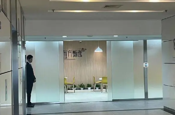 记者实探东方甄选总部:谢绝访客，且不能在办公区久留 ！-第1张图片