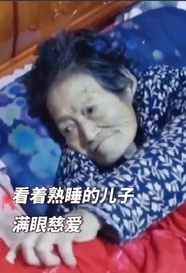 妈妈去世前一晚努力给儿子盖被子：满眼慈爱看着熟睡的他 ！-第1张图片