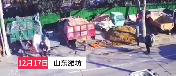 男子持铁锹打砸沿街卖砂招牌，女摊主称“以前只要给烟就不再找麻烦” ！当地城管局：没穿制服不是我们的人 ！-第1张图片