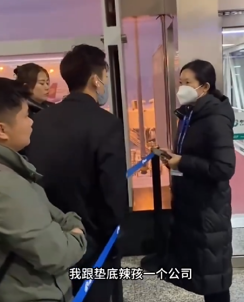 男子不满航班延误亮明网红身份维权：自称有280万粉丝，师弟是“垫底辣孩” ！-第1张图片