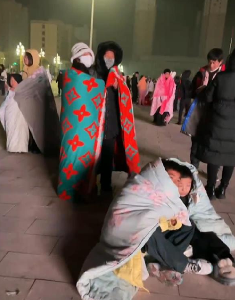 地震亲历者:一口气跑下16楼，震感非常强烈，第一时间喊醒家人 ！-第1张图片