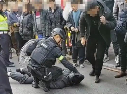 成都一男子持刀砍伤多人?警方通报：伤者已送医，犯罪嫌疑人有精神病史 ！-第1张图片