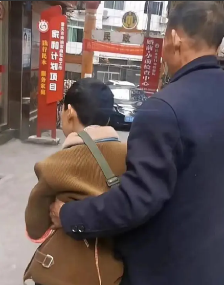 妇联回应智障女子与5旬男子登记结婚：组织了一个专班正在对此事进行调查 ！-第1张图片