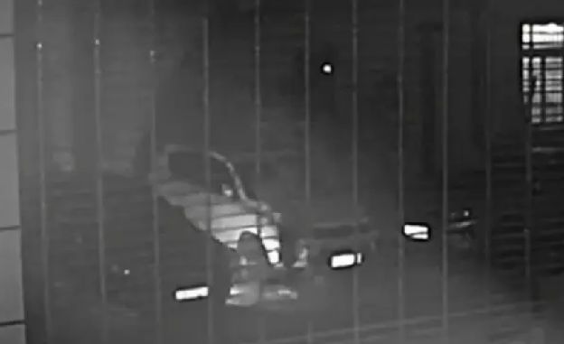 男子追求女同事被拒烧毁对方汽车：起初只是想将车胎烧坏，却不曾想火势失控 ！-第1张图片