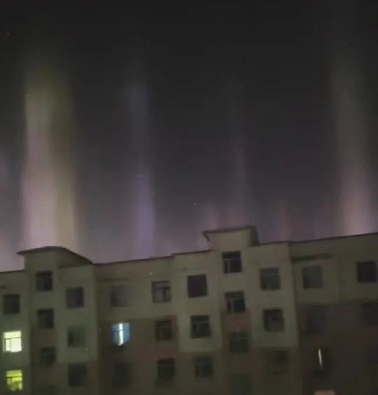 内蒙古多地夜空现大面积七彩光柱！气象局：冰针冰柱经城市灯光散射形成 ！-第1张图片
