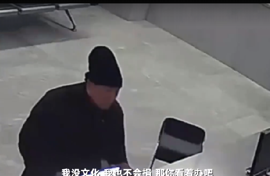 烧烤摊老板回应到派出所捐款：这是小事，一点小心意，我想平平淡淡过日子 ！-第1张图片