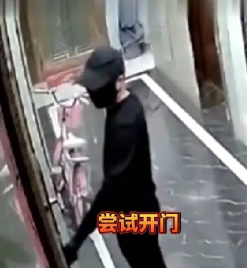 男子凌晨逐户试锁开门成功进入一户 ！警方：已确定嫌疑人身份，正在实施抓捕 ！-第1张图片