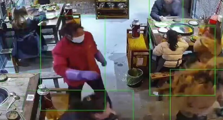 女子遭陌生人端火锅汤底泼脸！警方：她患有精神疾病，双方并不认识，也没有产生矛盾 ！-第1张图片