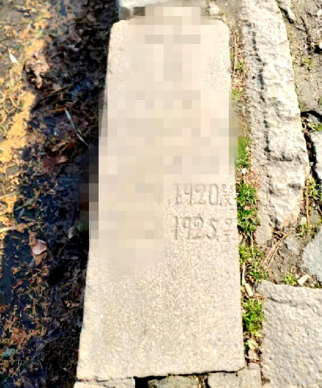 上海一公园用无主墓碑铺湖堤 ！当地回应：是普通墓碑不是文物，有机会的话会换掉！-第1张图片