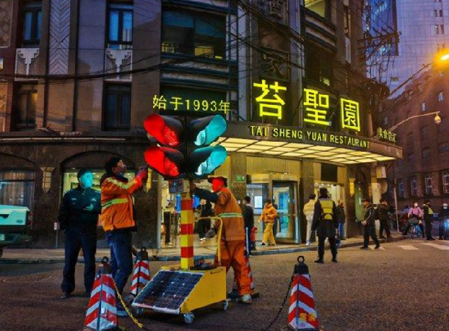 繁花让黄河路成为上海新的网红打卡地： 人多到新装红绿灯！-第1张图片