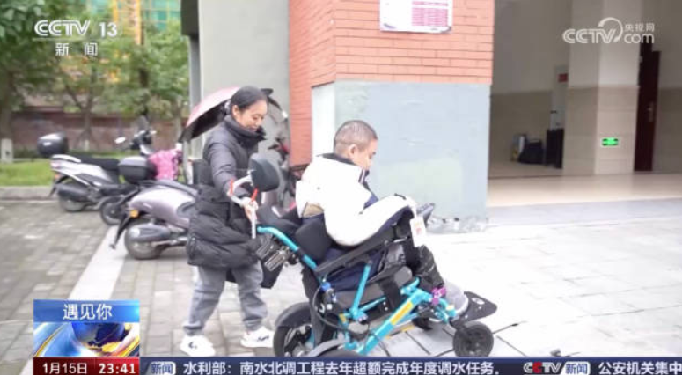 妈妈带罕见病儿子游览近100个城市：轮椅到不了就背着儿子走  ！-第1张图片