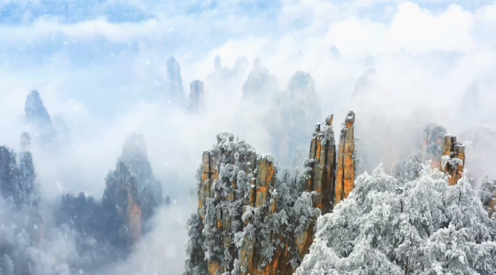 张家界迎来2024年首场大雪：游客尽享冰雪乐趣 ！-第1张图片